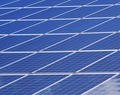 Electricien chargé de la maintenance des systèmes solaires photovoltaïques