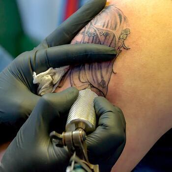 La crise aura-t-elle la peau des tatoueurs ?